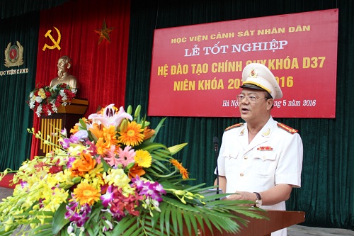 Đại tá, PGS.TS Trần Minh Chất, Phó Giám đốc Học viện CSND đọc diễn văn bế giảng